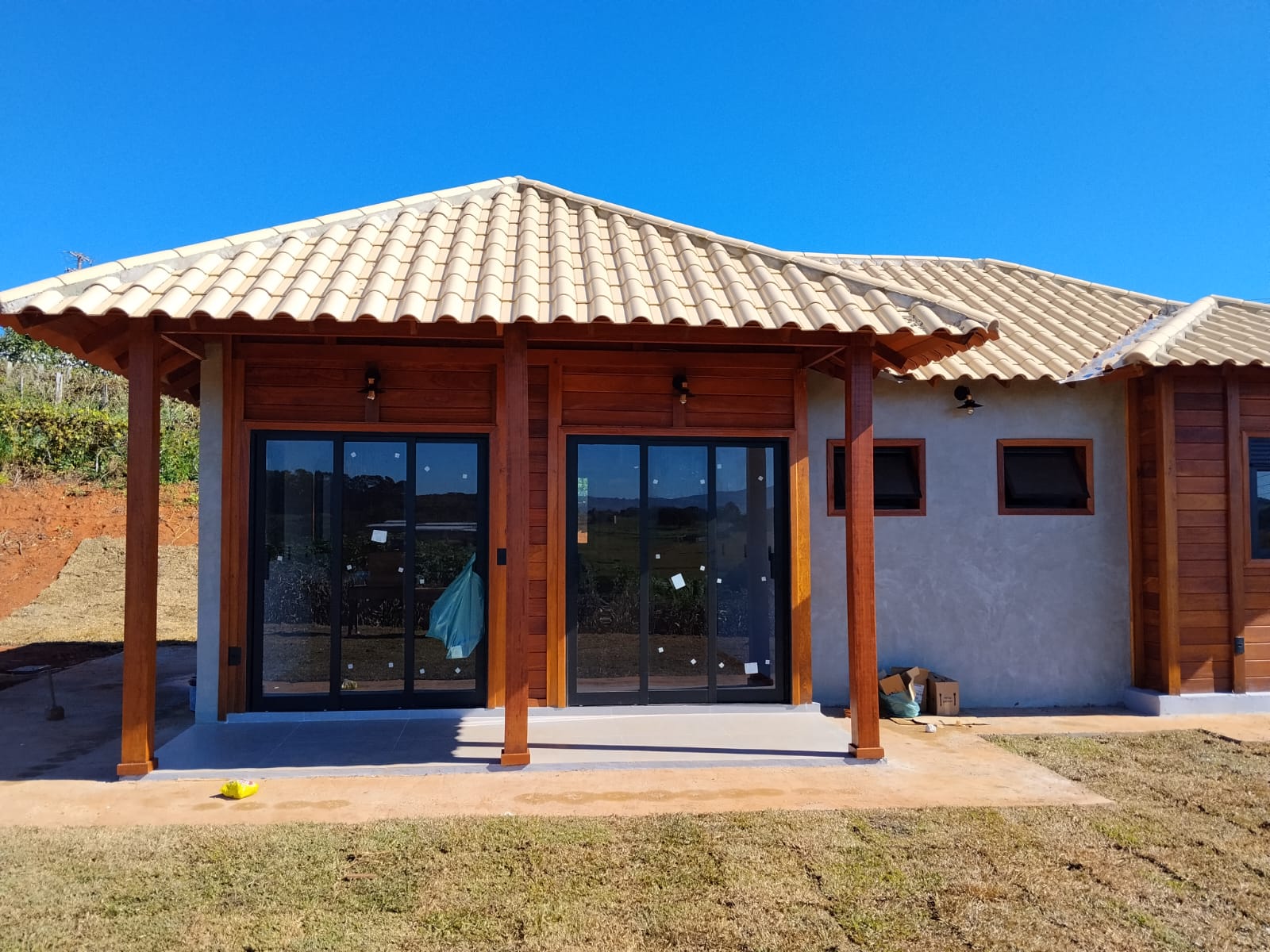 Fachada frontal de casa de madeira Angelim Pedra com pilares