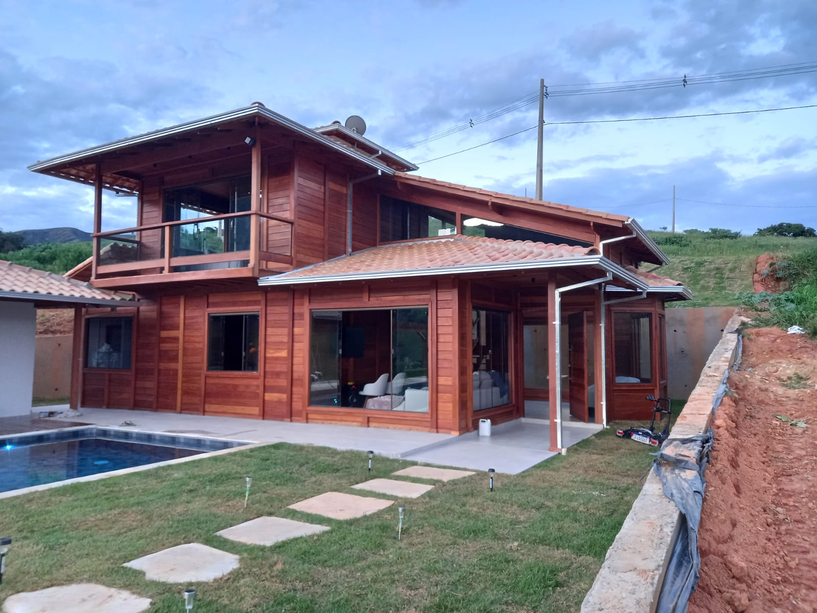 Sobrado de madeira Angelim Pedra com piscina e varanda gourmet
